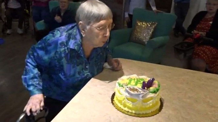 Γυναίκα 104 ετών υποστηρίζει ότι το μυστικό της μακροζωίας είναι τα... αναψυκτικά