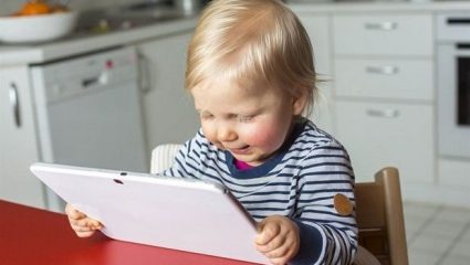 Τι προκαλούν στον εγκέφαλο των παιδιών οι πολλές ώρες μπροστά στην οθόνη Τι προκαλούν στον εγκέφαλο των παιδιών οι πολλές ώρες μπροστά στην οθόνη