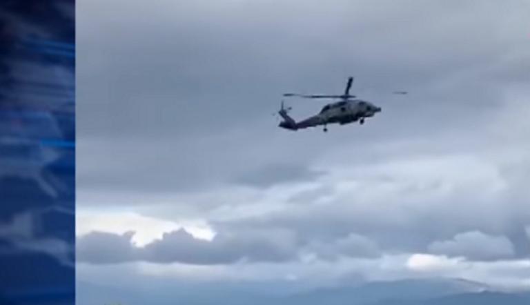 Βίντεο που κόβει την ανάσα: Ελικόπτερο παλεύει με τους ισχυρούς ανέμους στο Αίγιο - ΒΙΝΤΕΟ