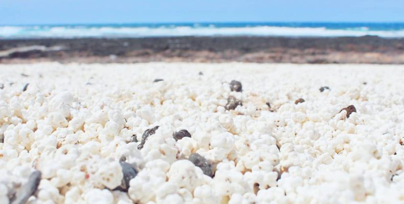 Μια παραλία με βότσαλα σε σχήμα… ποπ κορν! (ΦΩΤΟ)