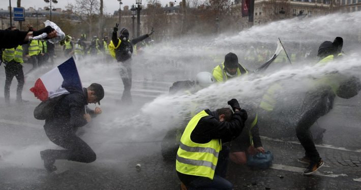 Δεν έπεισε τα «κίτρινα γιλέκα» ο Μακρόν