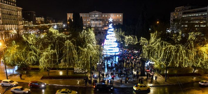 «Άναψε» το Χριστουγεννιάτικο δέντρο στο Σύνταγμα (ΦΩΤΟ)