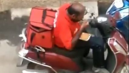 Ντελιβεράς έτρωγε από το φαγητό των πελατών πριν το παραδώσει (BINTEO) Ντελιβεράς έτρωγε από το φαγητό των πελατών πριν το παραδώσει (BINTEO)