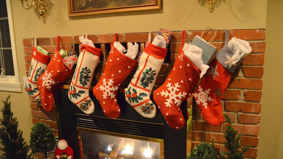 Γιατί κρεμάμε κάλτσες στο τζάκι τα Χριστούγεννα;