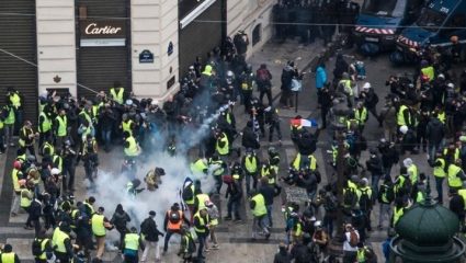 Τραγικός θάνατος για διαδηλωτή των «κίτρινων γιλέκων» Τραγικός θάνατος για διαδηλωτή των «κίτρινων γιλέκων»