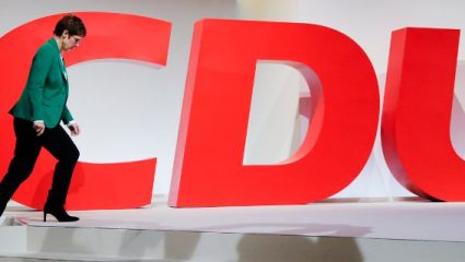 Δυνάμωσε δημοσκοπικά το CDU η αποχώρηση Μέρκελ Δυνάμωσε δημοσκοπικά το CDU η αποχώρηση Μέρκελ