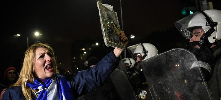 Αναστάτωση στη Θεσσαλονίκη πριν την ομιλία Τσίπρα -Προσαγωγές, διαμαρτυρίες και τηλεφωνήματα για βόμβες (ΒΙΝΤΕΟ)