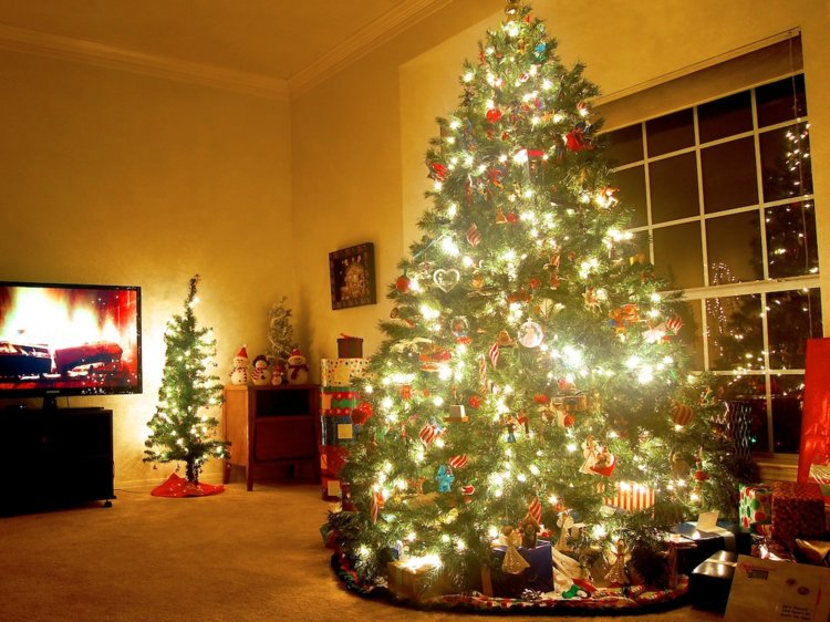 Η Πυροσβεστική προειδοποιεί: Το χριστουγεννιάτικο δέντρο κρύβει πολλούς κινδύνους