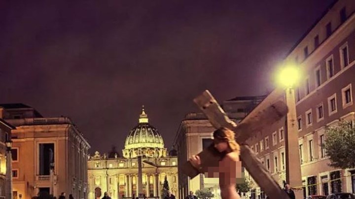 Το μοντέλο που συνεχίζει να προκαλεί: Μετά την Αγιά Σοφιά πόζαρε γυμνό και στο Βατικανό (ΦΩΤΟ)
