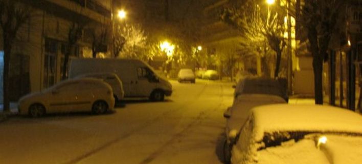Hρωικός ντελιβεράς βγήκε μέσα στον χιονιά στην Κοζάνη για να παραδώσει παραγγελία (ΒΙΝΤΕΟ)