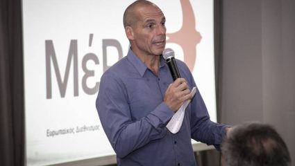 Το πρόσωπο-έκπληξη στο πλευρό του Γιάνη Βαρουφάκη Το πρόσωπο-έκπληξη στο πλευρό του Γιάνη Βαρουφάκη
