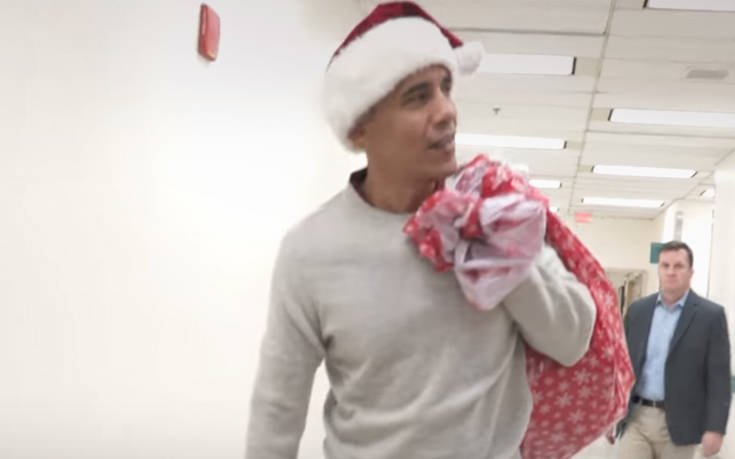 Ο Μπαράκ Ομπάμα σε ρόλο Άγιου Βασίλη μοίρασε δώρα σε παιδικό νοσοκομείο (ΒΙΝΤΕΟ)