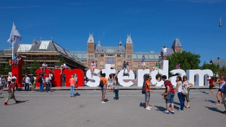 Αποκαθηλώνουν το «I amsterdam»: Λένε «όχι» στον μαζικό τουρισμό