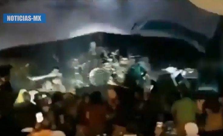 Βίντεο ΣΟΚ: Η στιγμή που το τσουνάμι παρασέρνει μπάντα και θεατές στην Ινδονησία