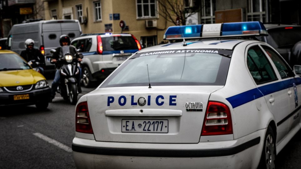 Τρόμος στου Ζωγράφου: Ληστές απείλησαν με μαχαίρι και άρπαξαν 12.000 ευρώ από ηλικιωμένη