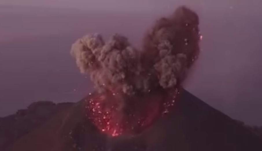 Συγκλονιστικό βίντεο από τη στιγμή της έκρηξης του ηφαιστείου στην Ινδονησία!