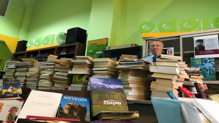 Αστυνομικοί παρέδωσαν βιβλία σε κρατούμενους στις φυλακές Διαβατών