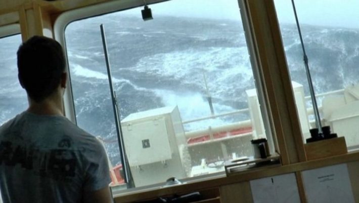Βίντεο που προκαλεί ανατριχίλα: Έλληνες ναυτικοί παλεύουν με τα μανιασμένα κύματα Βίντεο που προκαλεί ανατριχίλα: Έλληνες ναυτικοί παλεύουν με τα μανιασμένα κύματα
