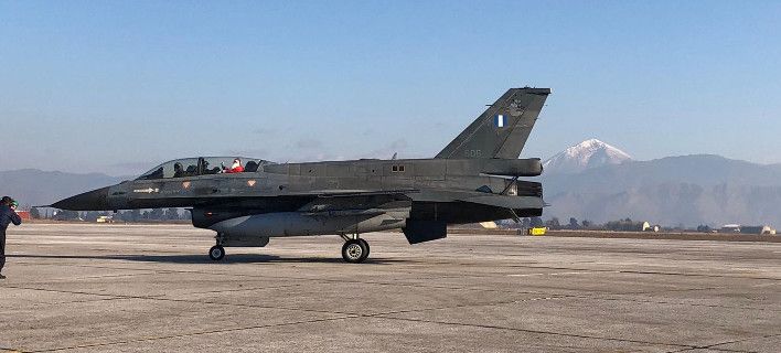 Mε F-16 έφτασε στη Λάρισα ο Άγιος Βασίλης (ΦΩΤΟ)