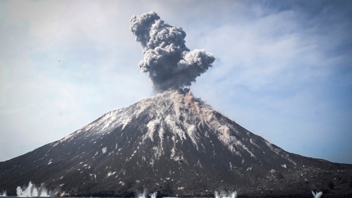 Iνδονησία: Αναδρομολογούνται όλες οι πτήσεις για να μην κινδυνεύσουν αεροσκάφη από την ηφαιστειακή τέφρα