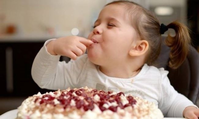 Πώς να «ξεγελάσετε» το παιδί σας για να μην πέσει με τα μούτρα στα γλυκά