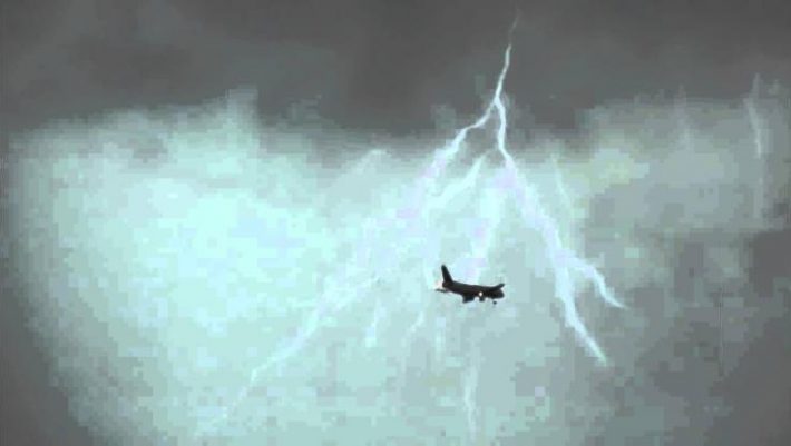 Η απίστευτη αντίδραση πιλότου όταν το αεροσκάφος του χτυπήθηκε από κεραυνό - ΒΙΝΤΕΟ Η απίστευτη αντίδραση πιλότου όταν το αεροσκάφος του χτυπήθηκε από κεραυνό - ΒΙΝΤΕΟ
