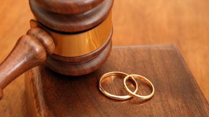 Γνωστός τραγουδιστής παίρνει διαζύγιο μετά από τρία χρόνια γάμου