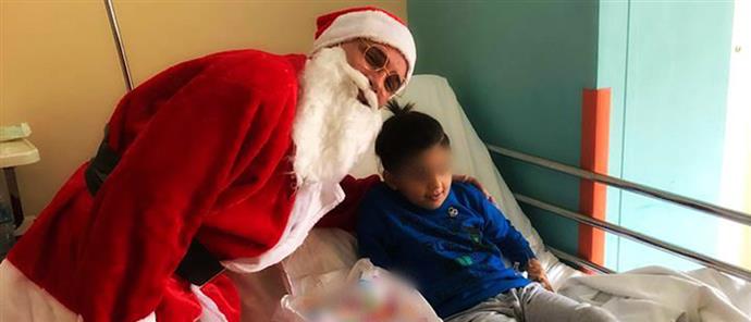 Βουλευτής ντύθηκε Αη Βασίλης και έδωσε χαρά σε μικρούς ασθενείς στην Λάρισα -ΦΩΤΟ