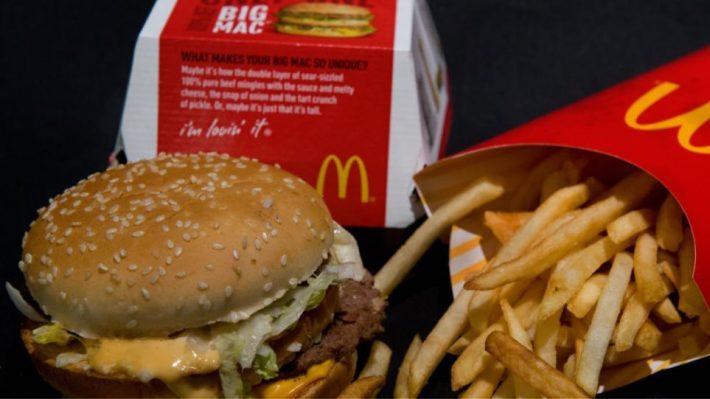 Υπάλληλος των McDonald's δίνει συμβουλές και αποκαλύπτει μυστικά στους πελάτες