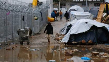 Handelsblatt: Στην κόλαση της Μόριας – Παιδιά παίζουν μέσα στα σκουπίδια, συμμορίες σκορπούν τον φόβο Handelsblatt: Στην κόλαση της Μόριας – Παιδιά παίζουν μέσα στα σκουπίδια, συμμορίες σκορπούν τον φόβο