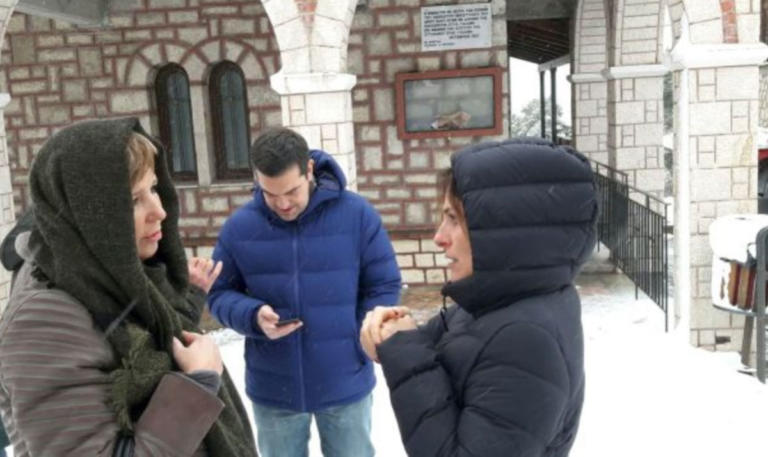 Δε λογάριασαν το κρύο: Βόλτα στα χιόνια για τον Αλέξη Τσίπρα και την Μπέτυ Μπαζιάνα - ΦΩΤΟ