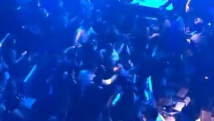 Σκηνές χάους στο κέντρο που εμφανίζεται ο Σαμπάνης – Άγριο ξύλο ανάμεσα σε παρέες (ΒΙΝΤΕΟ) Σκηνές χάους στο κέντρο που εμφανίζεται ο Σαμπάνης – Άγριο ξύλο ανάμεσα σε παρέες (ΒΙΝΤΕΟ)
