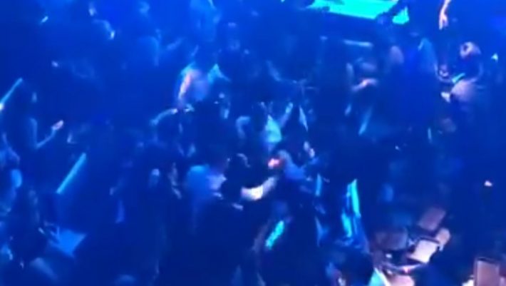 Σκηνές χάους στο κέντρο που εμφανίζεται ο Σαμπάνης - Άγριο ξύλο ανάμεσα σε παρέες (ΒΙΝΤΕΟ) Σκηνές χάους στο κέντρο που εμφανίζεται ο Σαμπάνης - Άγριο ξύλο ανάμεσα σε παρέες (ΒΙΝΤΕΟ)