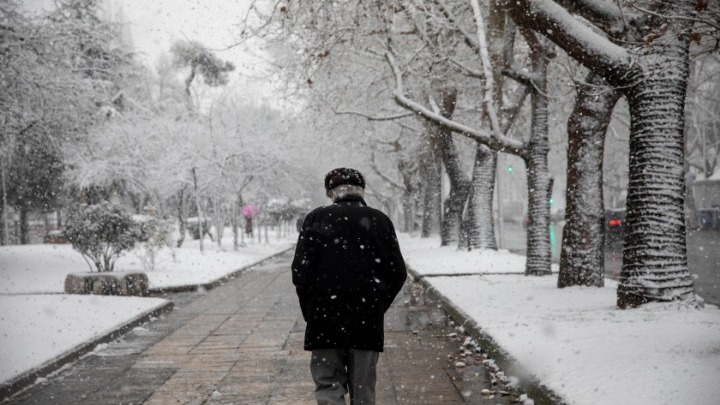 Έντονη η χιονόπτωση στην περιοχή της Λαμίας-Μάχη για να κρατηθεί ανοιχτή η Εθνική οδός