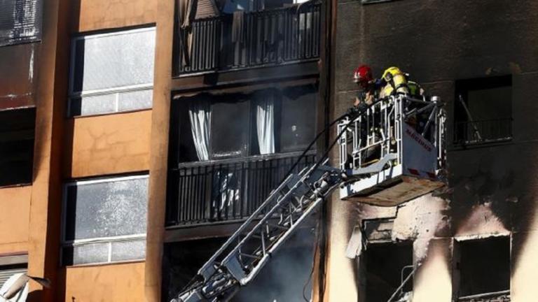 Τρεις νεκροί και δεκάδες τραυματίες από φωτιά σε πολυκατοικία στην Μπανταλόνα