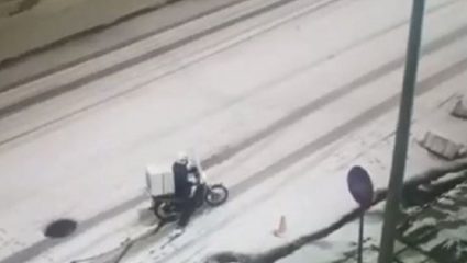Viral: Ντελιβεράδας προσπαθεί να κάνει παράδοση στα χιόνια Viral: Ντελιβεράδας προσπαθεί να κάνει παράδοση στα χιόνια