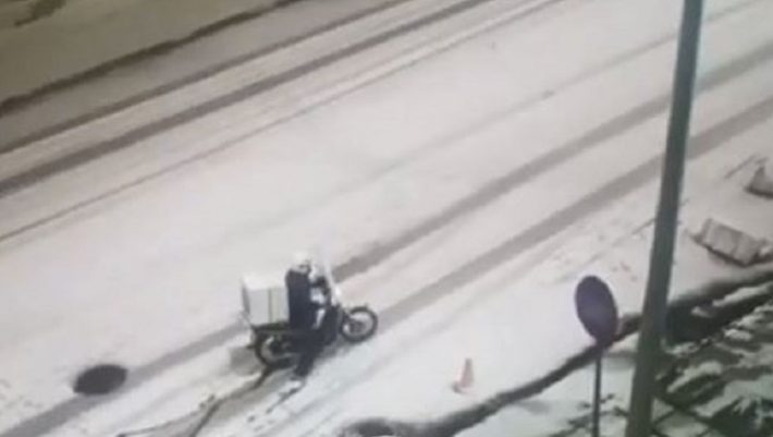 Viral: Ντελιβεράδας προσπαθεί να κάνει παράδοση στα χιόνια Viral: Ντελιβεράδας προσπαθεί να κάνει παράδοση στα χιόνια