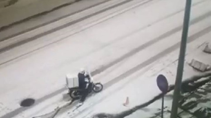 Viral: Ντελιβεράδας προσπαθεί να κάνει παράδοση στα χιόνια