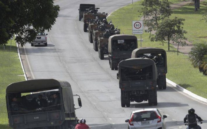 Βραζιλία: Ο Μπολσονάρου βγάζει στους δρόμους τον στρατό