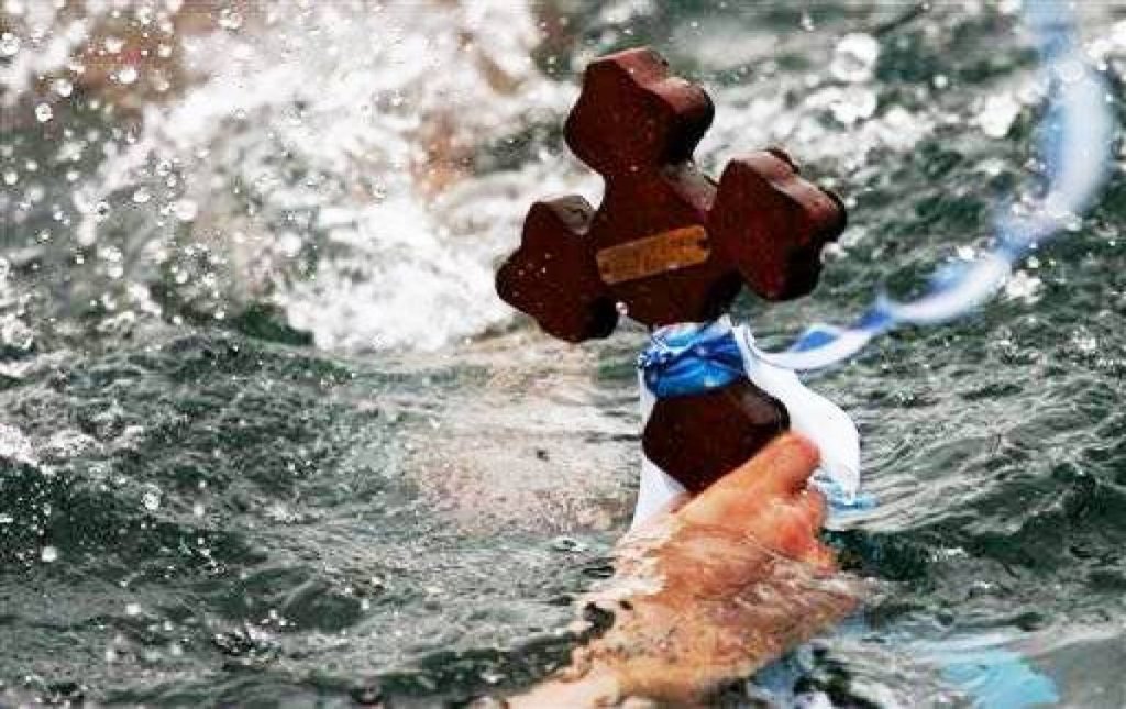 Φωτογραφία - έπος: Παπάς στη Μεσσηνία έριξε τον σταυρό με καλάμι ψαρέματος
