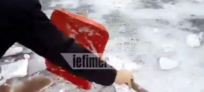 Απίστευτο: Στο Νευροκόπι έσπασαν τον πάγο για να βουτήξουν για τον σταυρό - ΒΙΝΤΕΟ