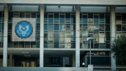 Ανακρίνονται 8 προσαχθέντες για την επίθεση με μπογιές στο κτίριο της πρεσβείας των ΗΠΑ Ανακρίνονται 8 προσαχθέντες για την επίθεση με μπογιές στο κτίριο της πρεσβείας των ΗΠΑ