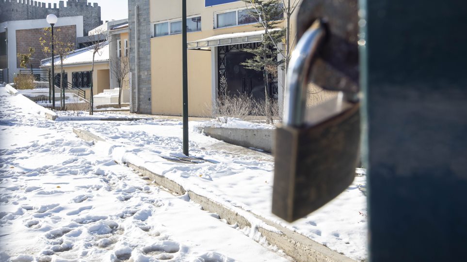 Ατύχημα σε σχολείο στη Θεσσαλονίκη - Μαθητής γλίστρησε στον πάγο και κατέληξε στο χειρουργείο