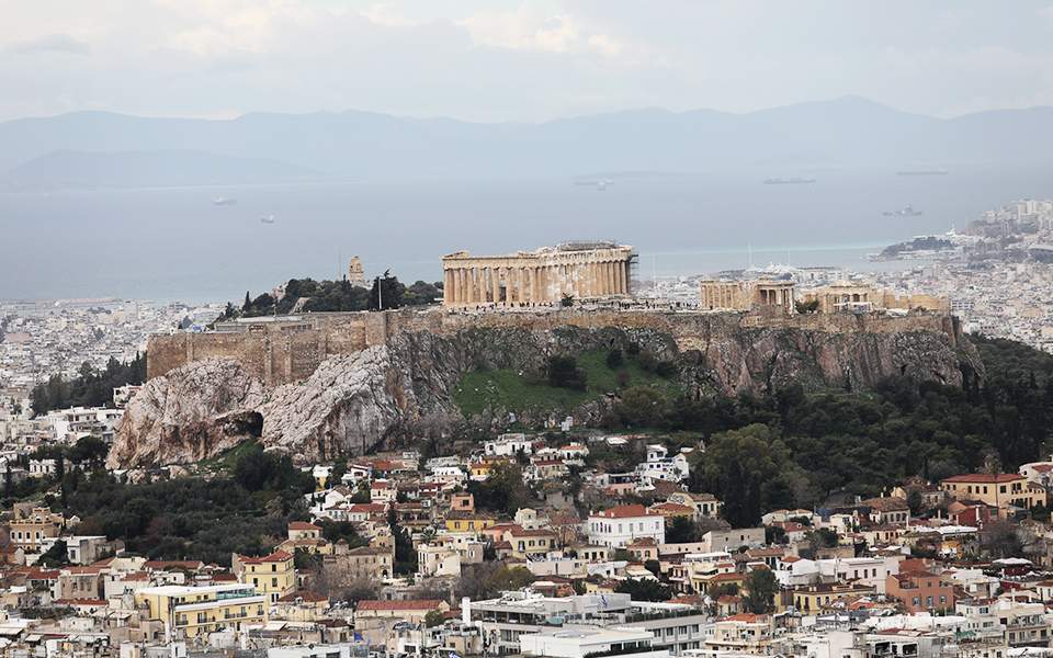 «Τείχος» δεκαώροφων κτιρίων κάτω από τον Βράχο της Ακρόπολης