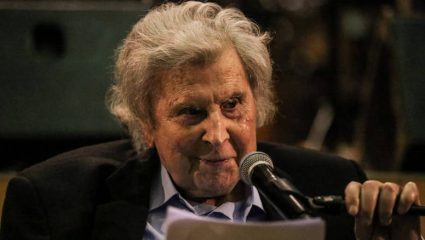 Μίκης Θεοδωράκης για την επίσκεψη Μέρκελ: «Υπέταξε τον Τσίπρα, ήλθε να ελέγξει τα αποκαΐδια» Μίκης Θεοδωράκης για την επίσκεψη Μέρκελ: «Υπέταξε τον Τσίπρα, ήλθε να ελέγξει τα αποκαΐδια»