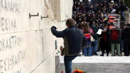 Ποδοπάτησαν το στεφάνι της Μέρκελ στον Άγνωστο Στρατιώτη Ποδοπάτησαν το στεφάνι της Μέρκελ στον Άγνωστο Στρατιώτη
