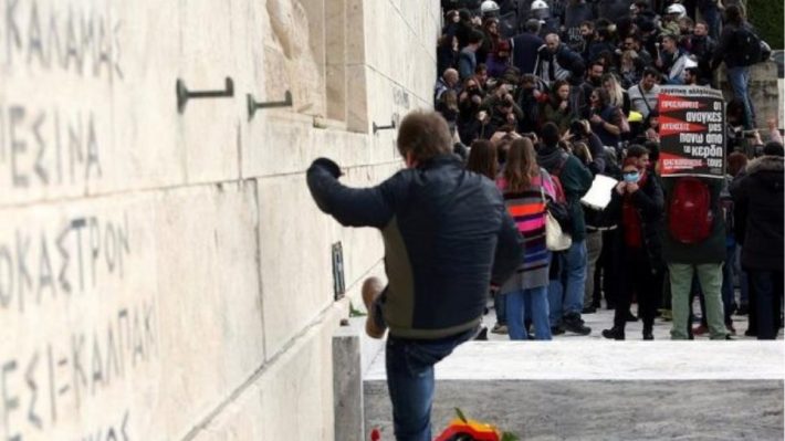 Ποδοπάτησαν το στεφάνι της Μέρκελ στον Άγνωστο Στρατιώτη