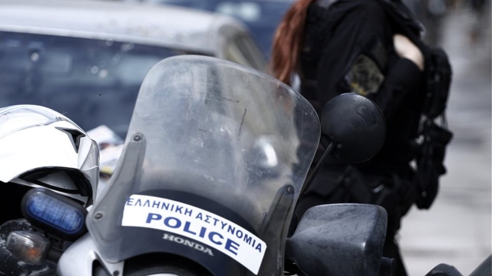 Οι αστυνομικοί έκοβαν πίτα και ληστές… έκλεβαν κοντινό βενζινάδικο