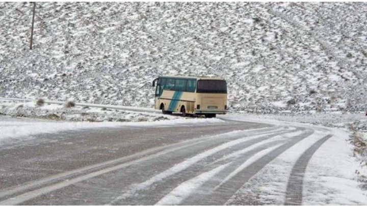 Λεωφορείο με μαθητές εξετράπη λόγω παγετού στα Φάρσαλα