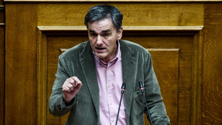 Επικός Τσακαλώτος στη Βουλή: Ο... μαλλιαρός βασιλιάς, η «Μαύρη Οχιά» και ο Μάρτιν Λούθερ Κινγκ!